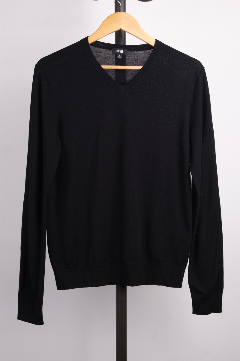 Suéter negro de lana — Uniqlo
